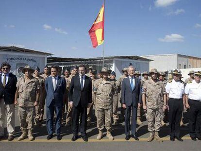 Rajoy, Morenés y el jefe del Estado Mayor, con las tropas en Yibuti./ @marianorajoy