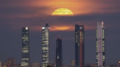 Fotografía de las cinco torres de Madrid, incluida en el libro ‘Titánides’ de José Ángel Izquierdo.