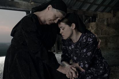 Judith Ivey como Agata y Claire Foy interpreta a Salomé en una escena de 'Ellas hablan'.