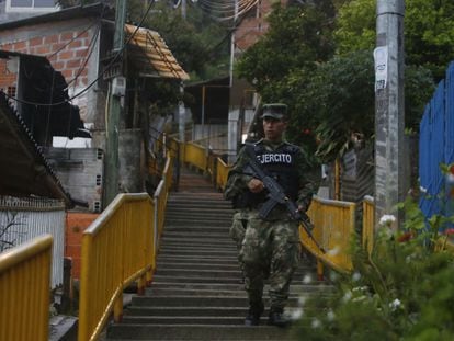 Miembros del Ejército realizan un patrullaje este lunes, en el barrio La Sierra en Medellín.