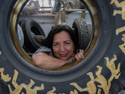 La artista mexicana Betsabeé Romero en su estudio en la Colonia Alamos en la Ciudad de México, el pasado 13 de abril.