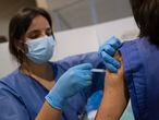 Sevilla/20-05-2021: Una sanitaria procede a la vacunación de una usuaria en el centro instalado en el Estadio Olímpico de Sevilla.FOTO: PACO PUENTES/EL PAIS