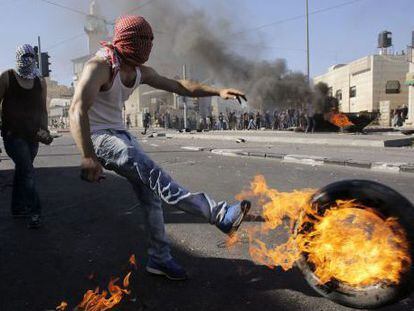 Un palestino lanza una llanta ardiendo, el mi&eacute;rcoles en Jerusal&eacute;n. 