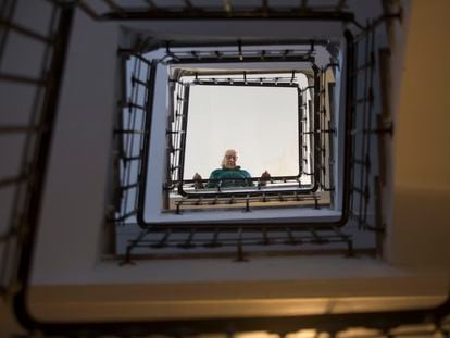 María Martínez, de 86 años, en la escalera de su vivienda de Tetuán que planea adquirir un fondo buitre.