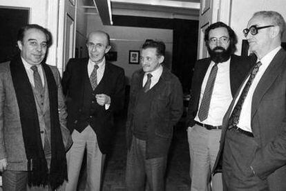 Jaime Salinas, entre los escritores Juan García Hortelano, a su derecha, y Mario Benedetti, a su izquierda, en Alfaguara en 1982.