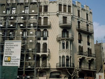 Façana d'edifici d'habitatges de l'Eixample a l'any 1993.
