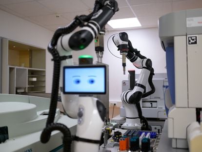 Dos robots articulados trabajan en un laboratorio de un hospital de Alemania.