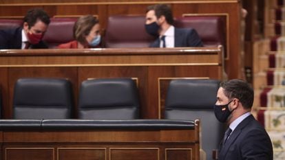 El presidente de Vox, Santiago Abascal, pasa por delante de la bancada del PP durante la segunda sesión del pleno en el que se debate la moción de censura planteada por Vox.
