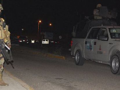 Militares vigilan el acceso a la prisi&oacute;n de Altamira, en el norte de M&eacute;xico. 