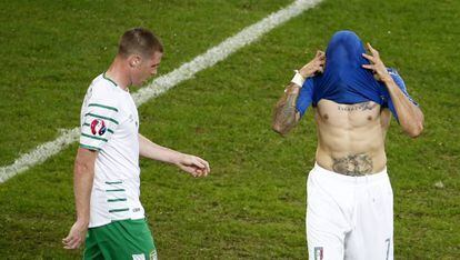 Simone Zaza (d) se lamenta durante el Italia-Irlanda.