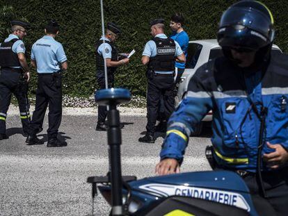 Un control policial de la gendarmería francesa en Binges, en el este de Francia.