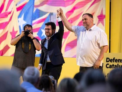 Pere Aragonès (a la izquierda) y Oriol Junqueras, en un acto electoral en Barcelona, el 21 de julio.