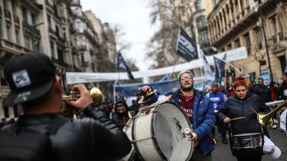Manifestantes de la CGT marchan por el centro de Buenos Aires contra "los especuladores" y para exigir al Gobierno que proteja el salario de los trabajadores, el 17 de agosto de 2022.