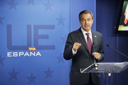 El presidente Rodríguez Zapatero, durante la rueda de prensa posterior a la reunión de la eurozona.