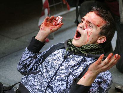 Un manifestante, con sangre en la cara, después de un enfrentamiento entre policías y participantes en la manifestación de Turín.