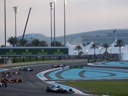 Bottas lidera un momento de la carrera en Abu Dabi.