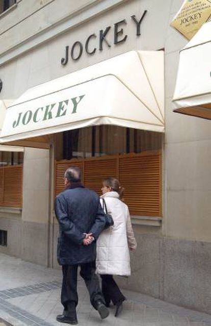 Un hombre y una mujer pasan ante la fachada del restaurante Jockey, en Madrid. EFE/Archivo