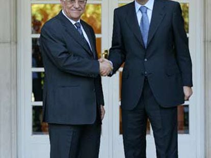 El presidente palestino, Mahmud Abbas, posa junto al presidente del Gobierno, José Luis Rodríguez Zapatero, ayer en Madrid.