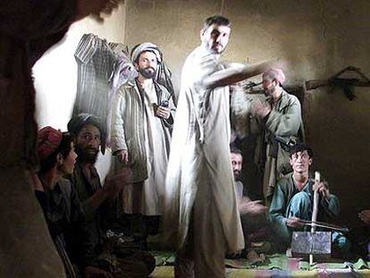 Combatientes contra el poder talibán tocan música y bailan en 2001.