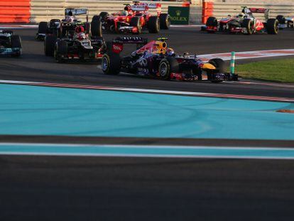 Los bólidos ruedan sobre el circuito de Yas Marina.