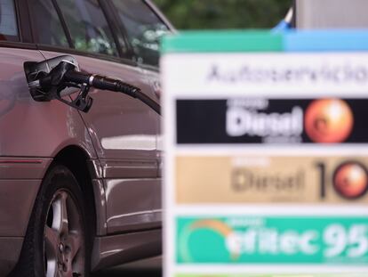 Un coche reposta carburante, en una gasolinera de Madrid.