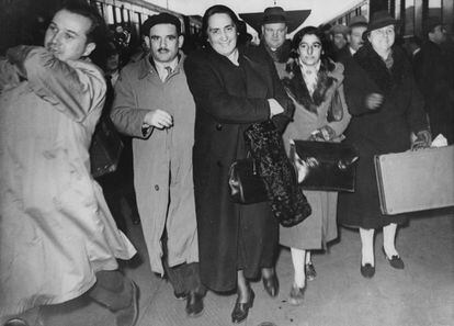 La heroína republicana española y política comunista Dolores Ibarruri, también conocida como La Pasionaria (1895-1989, centro) llega a la Gare de Lyon en París, Francia, después de haber huido de España bajo Franco, el 10 de marzo de 1939. 