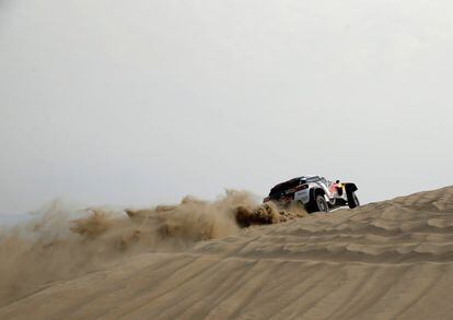 Stephane Peterhansel y Jean Paul Cottret en su Peugeot durante la tercera etapa del Dakar, el 8 de enero.