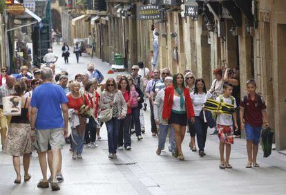 Un grupo de turistas recorren este lunes la calle 31 de Agosto de San Sebastián.
