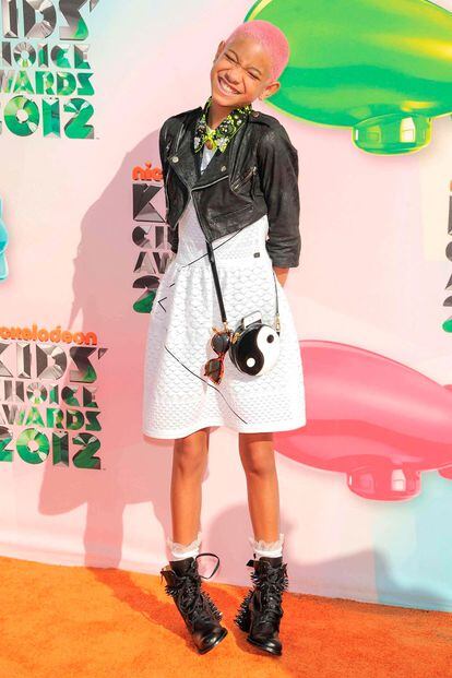 De tal palo tal astilla: Willow Smith presumiendo de cabello rosa.