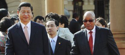 El presidente chino Xi Jinping (izquierda) y el sudafricano Jacob Zuma, este martes en Durban (Sud&aacute;frica).