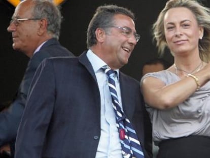 Enrique Ortiz y Sonia Castedo en el palco del estadio Rico Pérez.