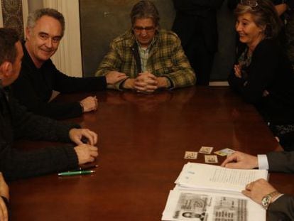 Ferran Adrià agarra la mano de su socio Juli Soler durante la constitución oficial de elBullifoundation.