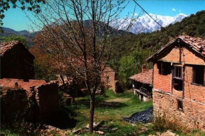 Vista de algunas de las casas de Porcieda (Cantabria), aldea abandonada con los Picos de Europa al fondo, en venta por 1,5 millones de euros.