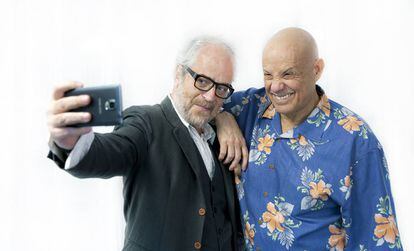 Claudio López Lamadrid, a la izquierda, con James Ellroy.