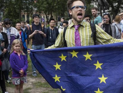 Partidario de la permanencia protestas junto al Parlamento, en Londres.