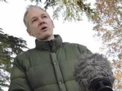 El fundador de WikiLeaks, Julian Assange, frente a la mansión de Suffolk donde cumple la libertad condicional