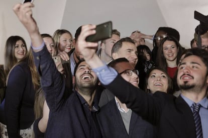 El rey Felipe VI se fotografía con estudiantes de Erasmus.