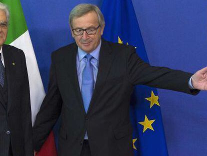 El presidente de la Comisi&oacute;n Jean-Claude Juncker (derecha), da la bienvenia al presidente italiano Sergio Mattarella.