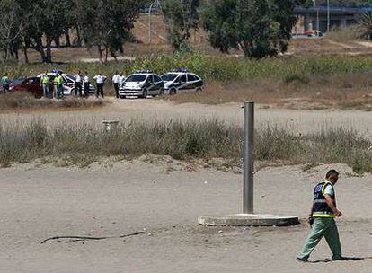 La policía inspecciona la playa de Guadalmar (Málaga), en la que estalló una de las bombas colocadas por ETA.