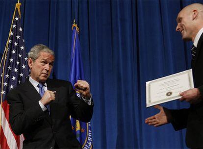 El presidente George W. Bush bromea con un graduado del FBI, el jueves pasado, en una entrega de diplomas en Quantico (Virginia). 
Foto: AP