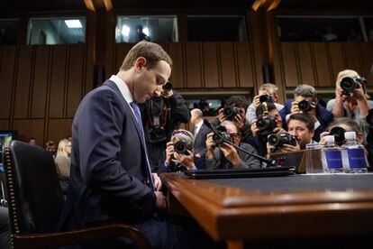 El fundador de Facebook, Mark Zuckerberg, a l'inici de la seva declaració.