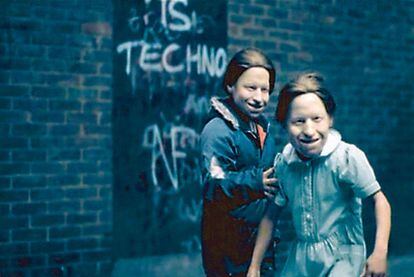 Los perturbadores niños con máscaras de látex emulando la cara de Aphex Twin en <i>Come to daddy</i> (1997)