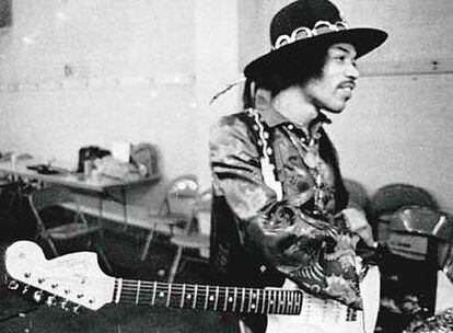 Jimi Hendrix, en su camerino durante un concierto celebrado el 12 de febrero de 1968.