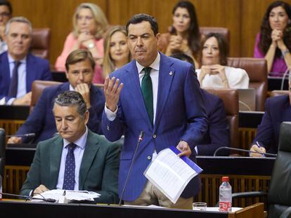 El presidente de la Junta de Andalucía, Juan Manuel Moreno, durante la sesión de control en el Parlamento autónomo.