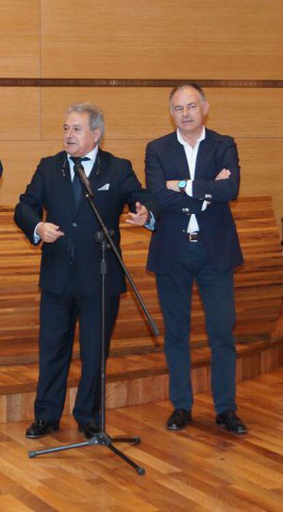 Alfonso Rus, presidente de la Diputación de Valencia, ante el micrófono, con Emilio Llopis.