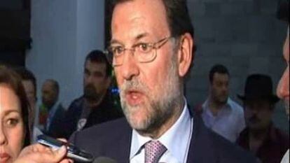 El presidente del Partido Popular, Mariano Rajoy, se ha quedado atrapado hoy también en el aeropuerto de Lanzarote como consecuencia del cierre del espacio aéreo por las "bajas masivas" de controladores.