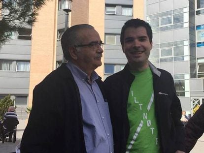 El cantante de Supersubmarina, junto a su padre, en una de sus primeras fotos tras el accidente que sufrió el 14 de agosto de 2016.