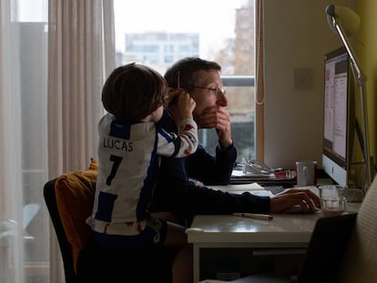 Un padre teletrabaja desde su hogar.