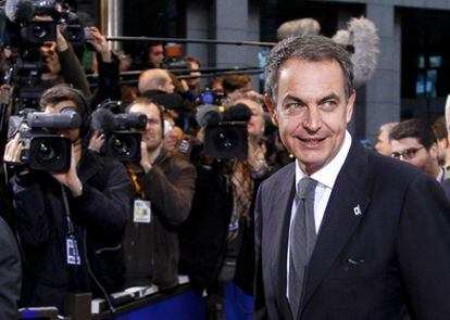 El presidente español, José Luis Rodríguez Zapatero, a su llegada a la reunión de los líderes de los 27 países de la UE.