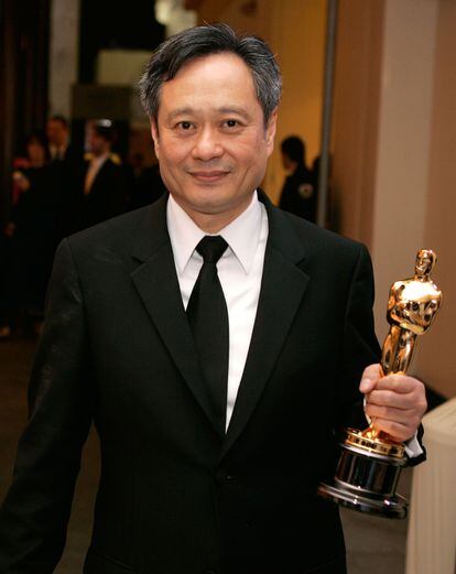 Ang Lee muestra su Oscar a mejor director por 'Brokeback Mountain' en una de las fiestas posteriores a la gala.